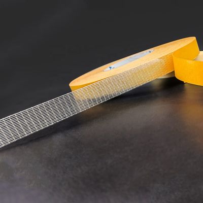 Tape Mesh Serat Kaca Berpasangan Dua Sisi dengan Ketebalan 220MIC untuk Pita Cuaca dan Lantai PVC